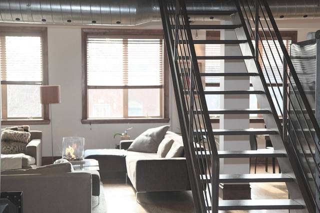 loftowy salon z metalowymi schodami